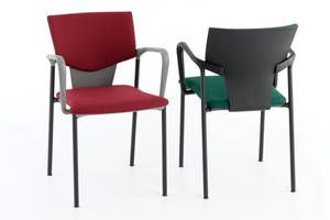 Der Vegas AL SP RP ist ein vollgepolsterter Stapelstuhl mit Armlehnen